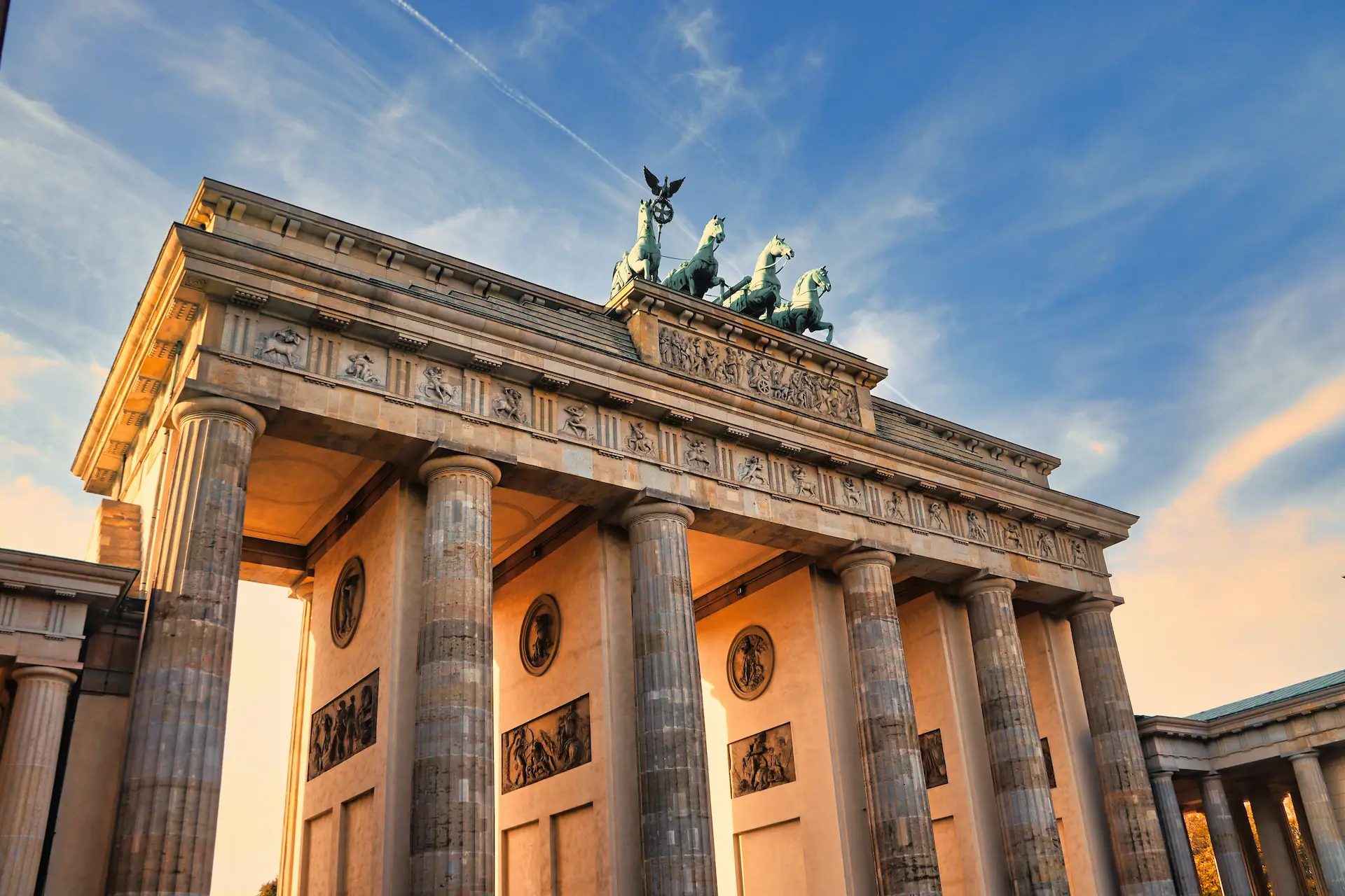 Brama Brandenburska w Berlinie z kwadrygą, w ciepłym świetle zachodzącego słońca